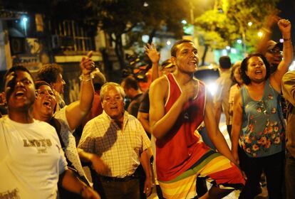 Seguidores del Gobierno venezolano y opositores gritan consignas en las puertas de un centro de votación el domingo 14 de abril de 2013, en Caracas (Venezuela), tres el cierre de los colegios utilizados en los comicios presidenciales por el Consejo Nacional Electoral (CNE).