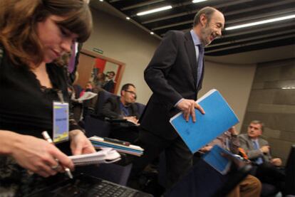 Rubalcaba, en la rueda de prensa que ofreció ayer tras la reunión del Consejo de Ministros.