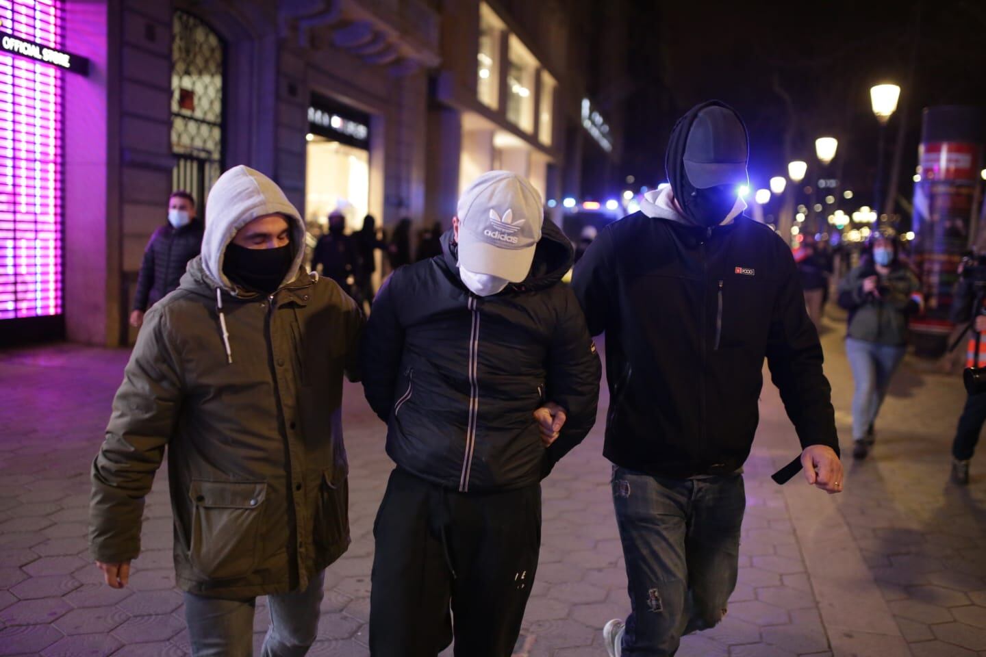 Detenciones intento de saqueo tienda guess en Paseo de gracia, en Barcelona, este domingo. 21.02.2021