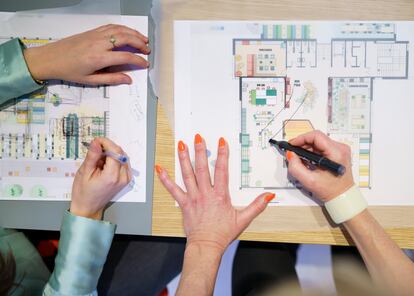 Bosch trabaja con su equipo en su estudio en Madrid.
