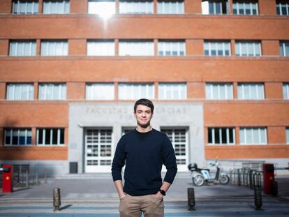 Alex Benítez, un estudiante de Física que participa en una propuesta del telescopio 'James Webb', este miércoles en la Facultad de Ciencias Físicas de la Universidad Complutense de Madrid.