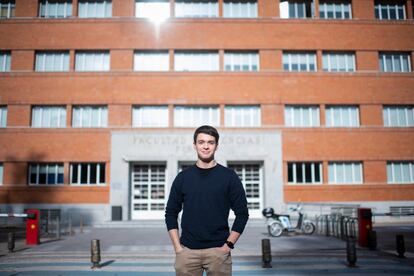 Alex Benítez, un estudiante de Física que participa en una propuesta del telescopio 'James Webb', este miércoles en la Facultad de Ciencias Físicas de la Universidad Complutense de Madrid.