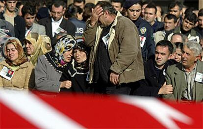 Familiares de uno de los policías muertos en los atentados del pasado jueves en Estambul, ayer, durante su funeral.