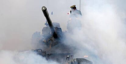 Un tanque entre el humo durante un ensayo en Sri Lanka.