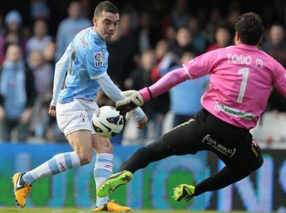 Aspas marca ante Toño.