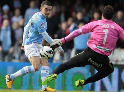 Aspas marca ante Toño. 