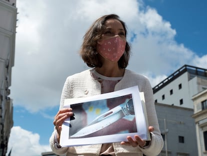 La ministra de Industria y Comercio, Reyes Maroto, muestra una fotografía de la navaja ensangrentada que recibió en un sobre como amenaza.
