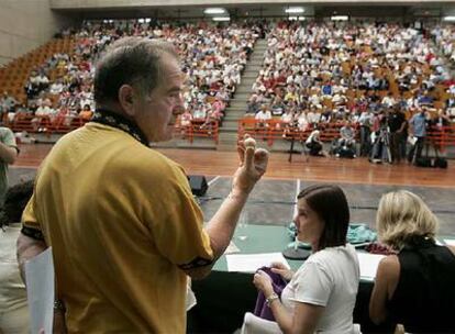 Un sorteo de pisos de protección oficial celebrado en Vitoria en 2004.