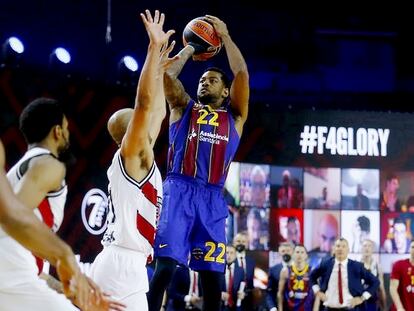 Higgins, en el momento de lanzar la canasta que decidió el partido entre el Barça y el Milán. Reuters