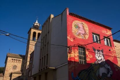 En la actualidad recibe decenas de miles de visitantes anuales, aparece con frecuencia en los medios de comunicación y ya están sobre la mesa varios proyectos de nuevos negocios relacionados con el turismo. <br>En la imagen, mural de CISCOKSL (2016).</br>