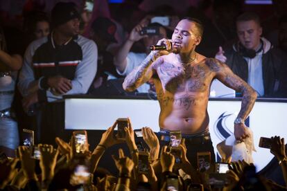 Chris Brown, en un momento de su concierto-exhibición la noche del viernes en Barcelona.