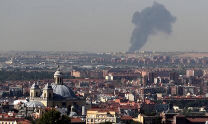 La columna de humo que provocó el incendio de una nave de disolvente en Fuenlabrada, el pasado 11 de julio.