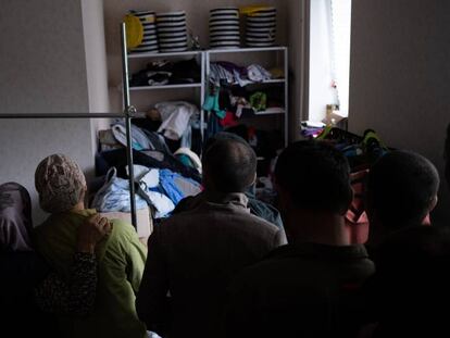 Un grupo de chechenos en un lugar seguro en Brest proporcionado por Human Constanta, un grupo bielorruso de derechos humanos.