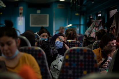 Refugiados de la guerra de Ucrania, en el tren que les llevaba de Badajoz a Lisboa el pasado domingo 20 de marzo. 