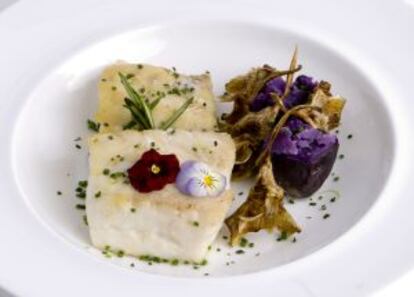 Merluza a la plancha con patata violeta arrugada y chips de alcachofa, en El Mesón de Gonzalo.