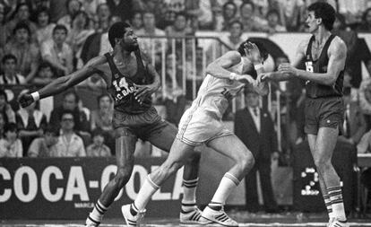 Davis (i) e Iturriaga (c), en la Liga 83-84 ante la presencia de Epi.