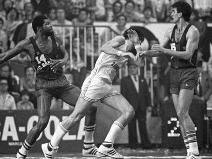 Davis (i) e Iturriaga (c), en la Liga 83-84 ante la presencia de Epi.