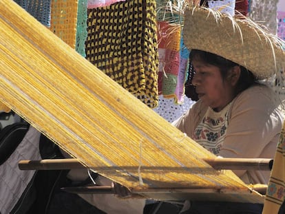 Una artesana teje en un telar en Penjamo (Guerrero). 