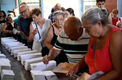Colas de electores en Badalona, este domingo. 