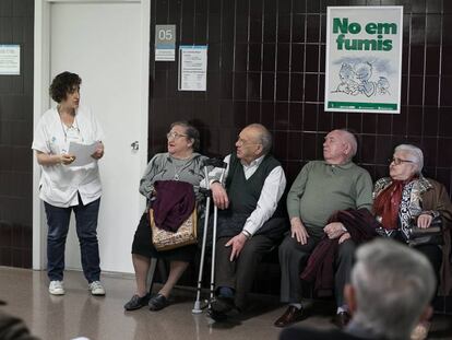 Pacientes en la sala de espera del ambulatorio de La Mina