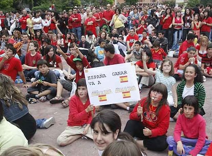 Niños de Ermua (Vizcaya) ven la final en la plaza de San Pelayo.