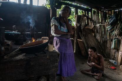 Sebastiana Álvaro Guzmán y su hijo dentro de su cocina en la comunidad de Chilón, Chiapas. Pincha en la imagen para ver la fotogalería completa.