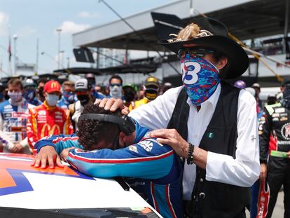 Bubba Wallace es consolado por el dueño de su equipo Richard Petty antes de la carrera en Alabama.