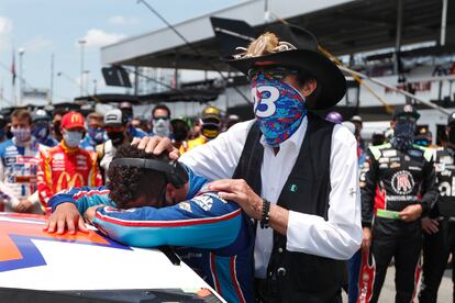 Bubba Wallace es consolado por el dueño de su equipo Richard Petty antes de la carrera en Alabama.