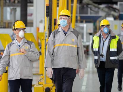 El director de Fabricaciones y Logística del grupo Renault y presidente de Renault España, José Vicente de los Mozos, ayer en una visita a la planta de motores de la compañía en Valladolid.