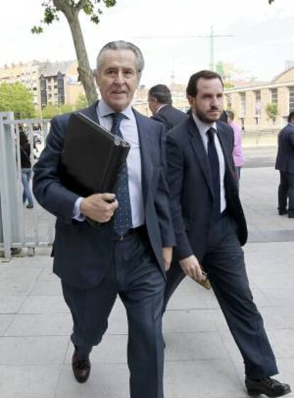 El expresidente de Caja Madrid Miguel Blesa (izda) a su llegada a los juzgados de Plaza de Castilla. EFE/Archivo