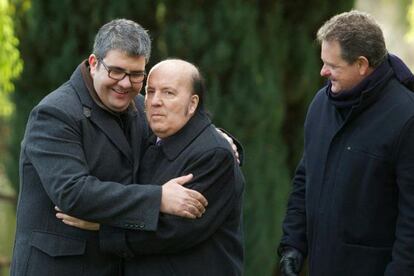 Florentino Fernández, Chiquito de la Calzada y Juan Luis Cano en la grabación de un anuncio.