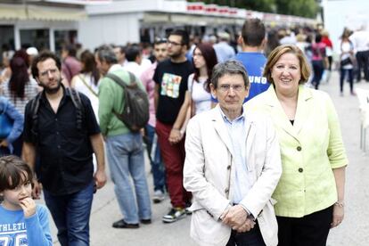 Teodoro Sacristán (izquierda), director de la Feria del Libro de Madrid, y Pilar Gallego, presidenta de CEGAL.