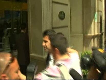 Figo, recibido por la afición azulgrana con gritos de "traidor, judas y pesetero"
