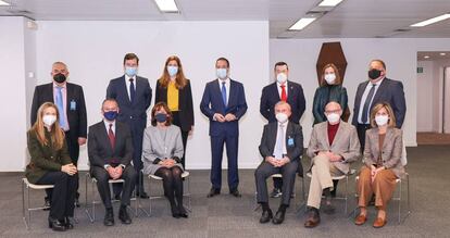 Gonzalo Gortázar (en el centro), consejero delegado de CaixaBank, junto con los miembros del comité consultivo de accionistas