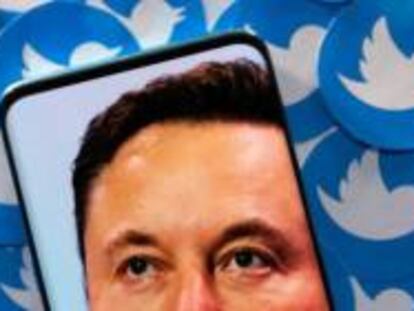 Imagen de Elon Musk en un smartphone, sobre un fondo de logos de Twitter.