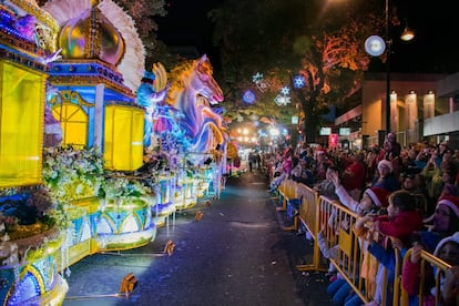 El segundo sábado de diciembre de cada año (el 14 de diciembre en 2019), San José, capital de Costa Rica, organiza su <a href="http://www.festivaldelaluz.cr" target="_blank">Festival de la Luz</a>, de una semana de duración, que arranca con un desfile de carrozas iluminadas, música en directo, pasacalles y mascaradas. Es una enorme fiesta popular que, según los organizadores, llega a congregar a un millón de personas. La cabalgata comienza a las 18.00 en el Gimnasio Nacional, anunciada por fuegos artificiales lanzados desde las azoteas de los edificios más altos; prosigue por el paseo Colón y la avenida Segunda, y termina en la plaza de la Democracia, a eso de la medianoche.