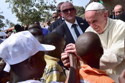 El Papa se ha paseado durante unos 30 minutos entre la gente rodeado de al menos una docena de agentes de seguridad, dando la mano y bendiciendo a los niños.