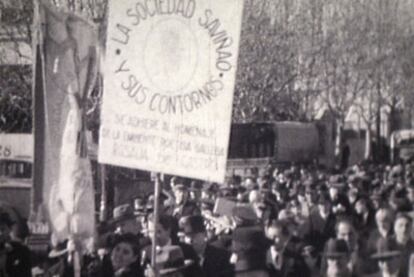 Momento de la película sobre el homenaje a Rosalía en Buenos Aires: la marcha de la comitiva rumbo a la calle de la capital argentina que lleva el nombre de la escritora y el discurso de Blanco Amor.