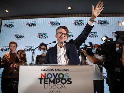 Carlos Moedas celebra esta madrugada los resultados que le han dado la victoria como alcalde de Lisboa.