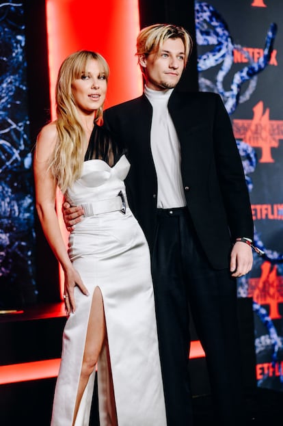 Una de sus primeras apariciones públicas con su novio (y ahora también padre de su hija) Jake Bongiovi (uno de los hijos de la estrella del rock Jon Bon Jovi) la realizó vestida también de Louis Vuitton. Fue en el estreno de la cuarta temporada de 'Stranger Things'.