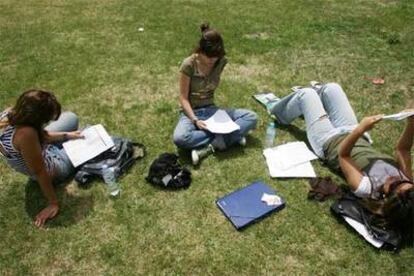 Los estudiantes preparan la prueba en la Universidad Autónoma de Madrid.