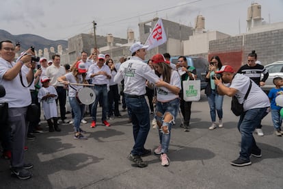 Manolo Jiménez baila con una mujer en la colonia Loma Linda de Saltillo (Estado de Coahuila), el 20 de mayo.