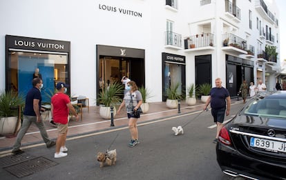 Turistas, frente a las tiendas de lujo de Puerto Banús (Marbella).