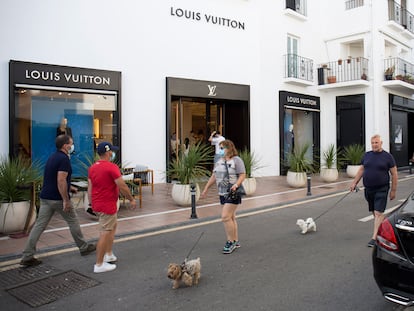 Tourists in front of luxury stores in Puerto Banús (Marbella).