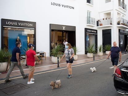 Turistas, frente a las tiendas de lujo de Puerto Banús (Marbella).