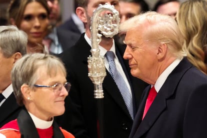 La obispa Mariann Budde pasa junto al presidente de los Estados Unidos, Donald Trump, este martes en la Catedral Nacional de Washington.