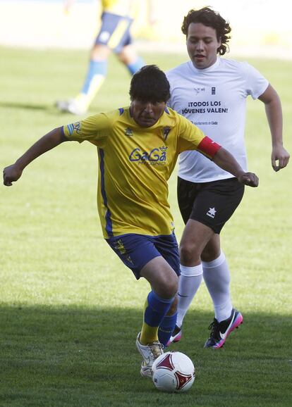 El presidente de Bolivia, Evo Morales, participa en un partido de fútbol en Cádiz.