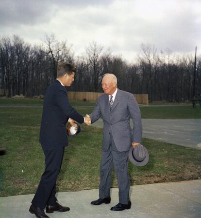 John F. Kennedy (izda.) saluda al expresidente de Estados Unidos Dwight D. Eisenhower (dcha.) en Camp David, Maryland, el 22 de abril de 1961.