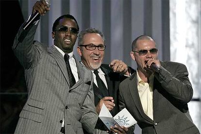 Emilio Estefan, la persona más influyente de la música latina, entregó ayer un premio junto a los raperos Sean 'P. Diddy' Combs (izquierda) y Pitbull (derecha).