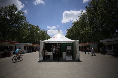 Caseta de EL PAÍS en la Feria del Libro de Madrid. 